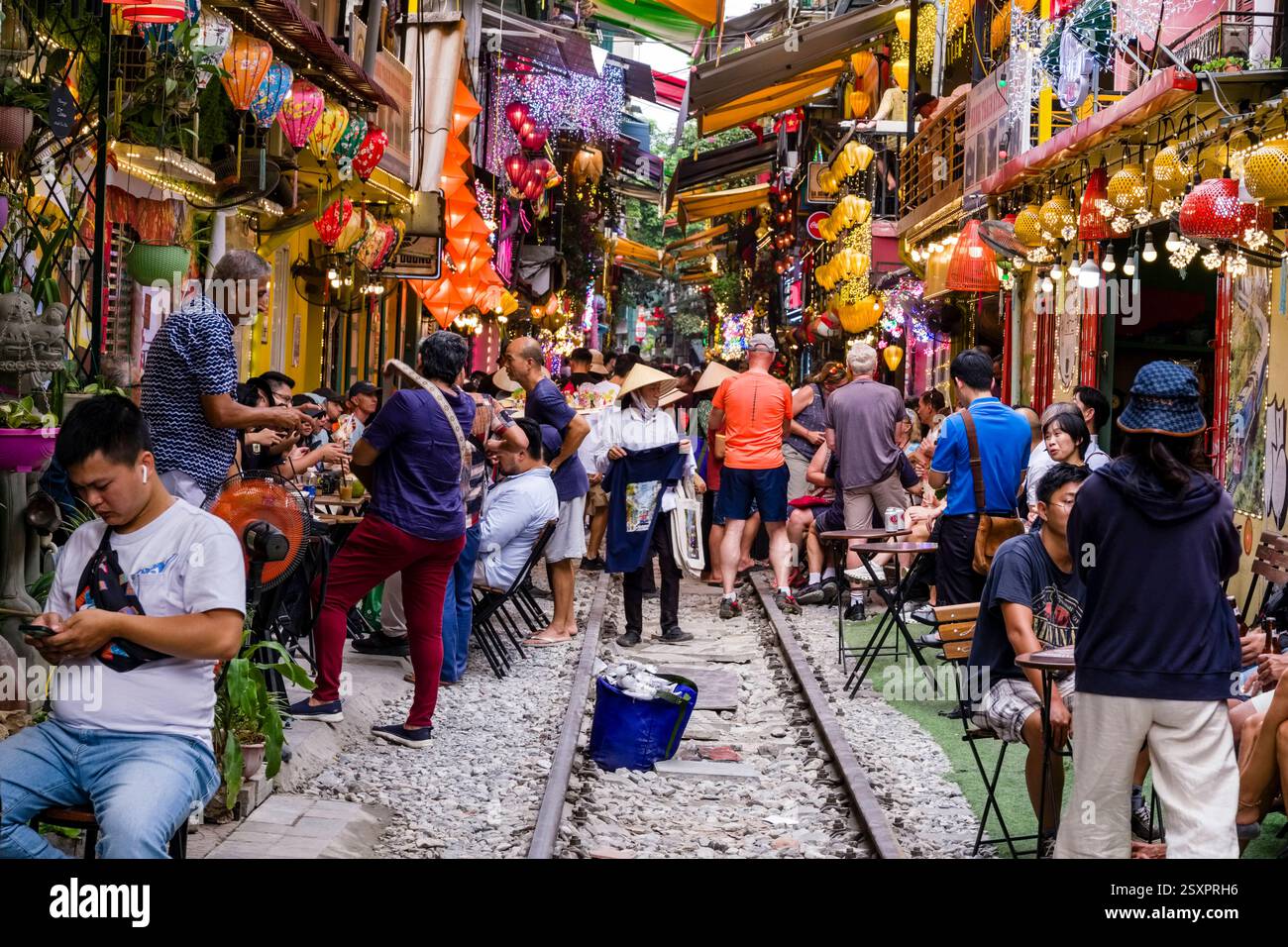 Molti turisti si riuniscono nella colorata Train Street, si siedono nei ristoranti all'aperto e aspettano che il treno passi. Hanoi Provincia di Hanoi vi Foto Stock