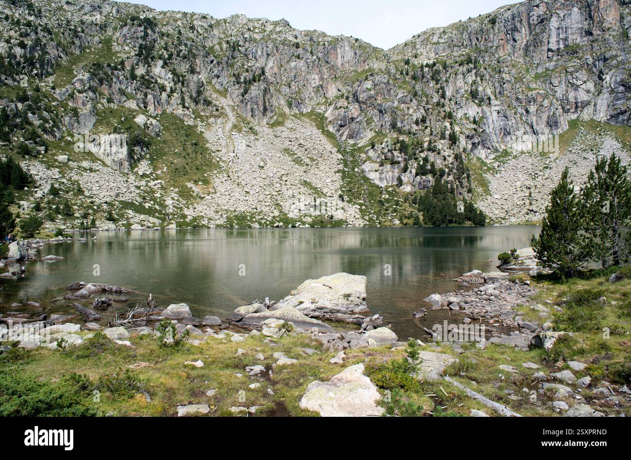 Parco nazionale Aigüestortes i Estany de Sant Maurici. Estany Rodó. Situato tra Espot e Vall de Boí. Alta Ribaganza, Lleida, Catalogna, Spagna. Foto Stock