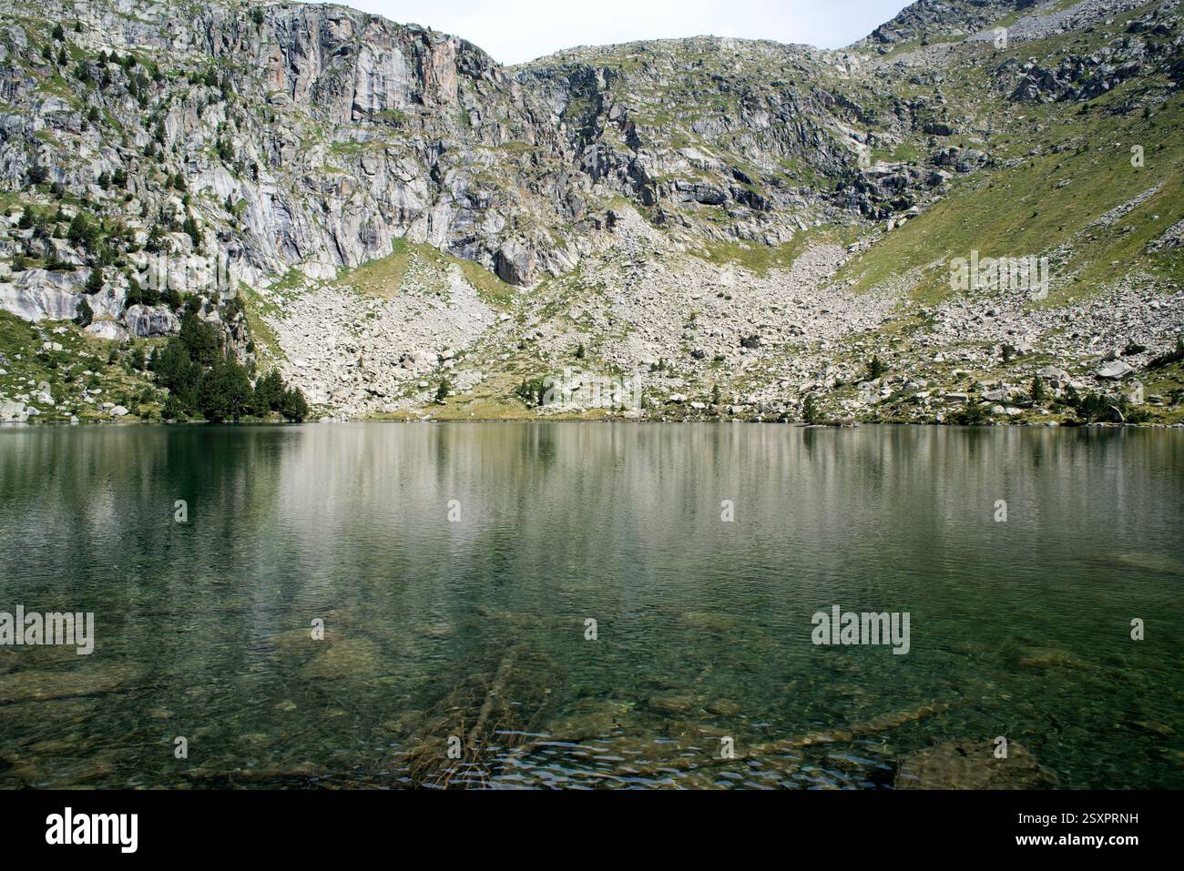 Parco nazionale Aigüestortes i Estany de Sant Maurici. Estany Rodó. Situato tra Espot e Vall de Boí. Alta Ribaganza, Lleida, Catalogna, Spagna. Foto Stock