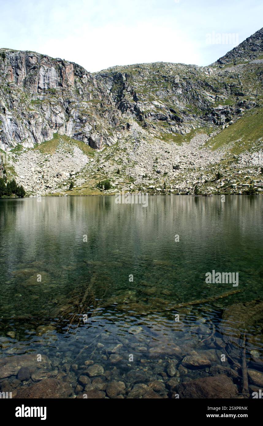 Parco nazionale Aigüestortes i Estany de Sant Maurici. Estany Rodó. Situato tra Espot e Vall de Boí. Alta Ribaganza, Lleida, Catalogna, Spagna. Foto Stock