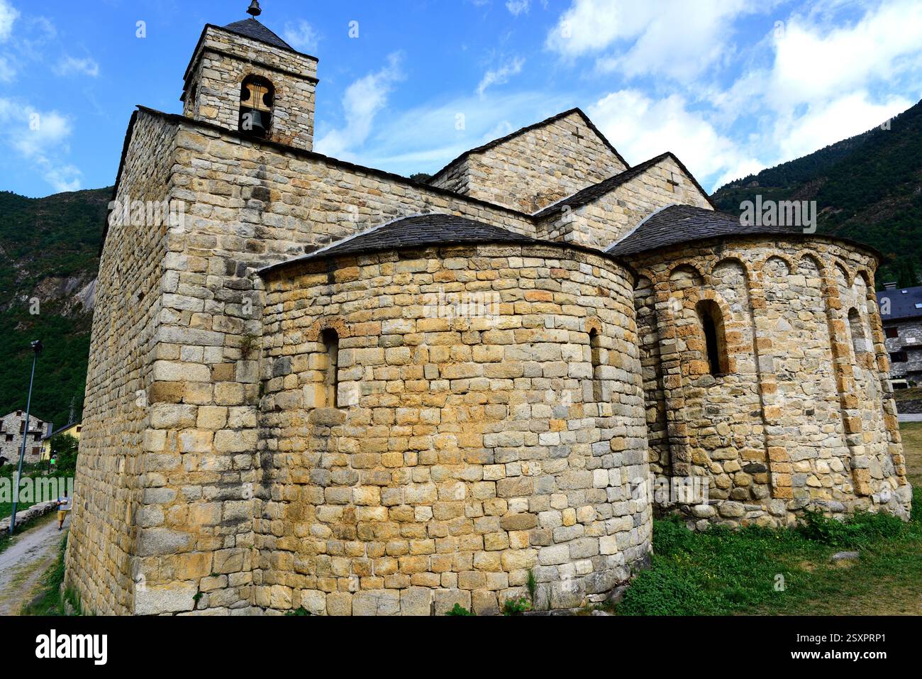 Barruera, chiesa di Sant Feliu (romanica, XI-XII secolo). Patrimonio dell'umanità dell'UNESCO; comune di Vall de Boí, alta Ribaganza, Lleida, Catalogna, Spagna. Foto Stock