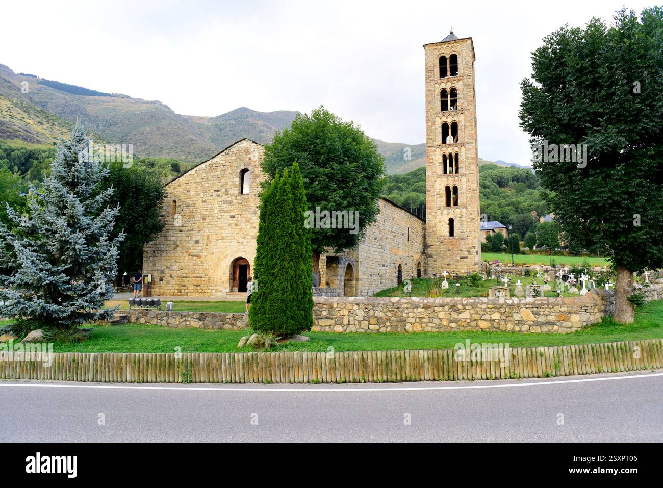 Taüll, chiesa di Sant Climent (romanica, XI secolo). Patrimonio mondiale dell'UNESCO. Vall de Boí, alta Ribaganza, Lleida, Catalogna, Spagna. Foto Stock