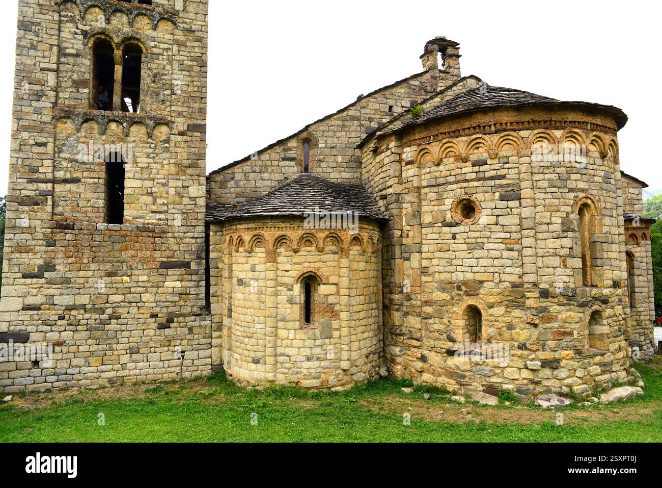 Taüll, chiesa di Sant Climent (romanica, XI secolo). Patrimonio mondiale dell'UNESCO. Abside e campanile. Vall de Boí, alta Ribaganza, Lleida, Catalogna, Spa Foto Stock