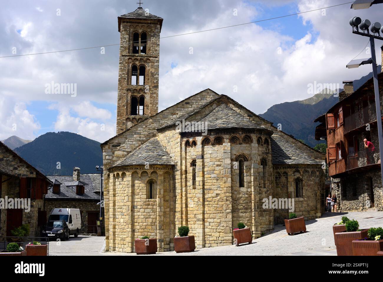 Taüll, chiesa di Santa Maria (romanica, XI secolo). Patrimonio mondiale dell'UNESCO. Vall de Boí, alta Ribaganza, Lleida, Catalogna, Spagna. Foto Stock