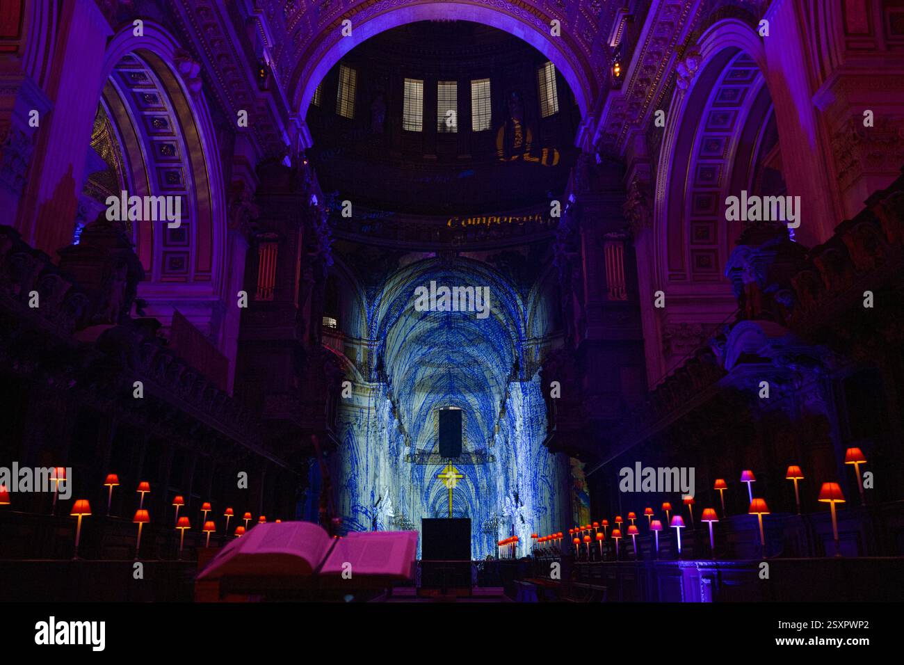 La Quire nella Cattedrale di St. Paul si illuminò per l'installazione luminosa. Foto Stock