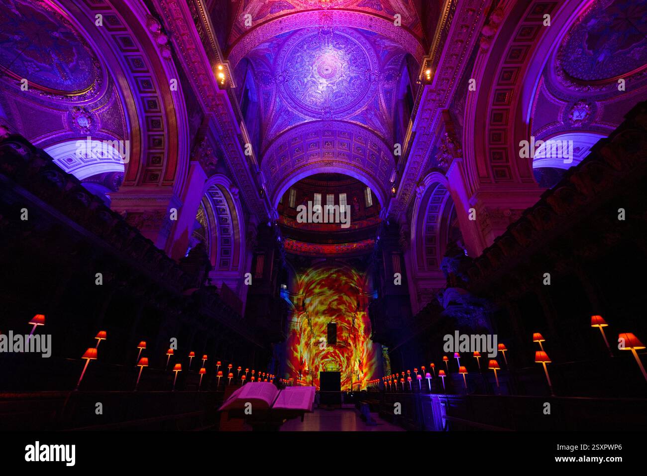 La Quire nella Cattedrale di St. Paul si illuminò per l'installazione luminosa. Foto Stock