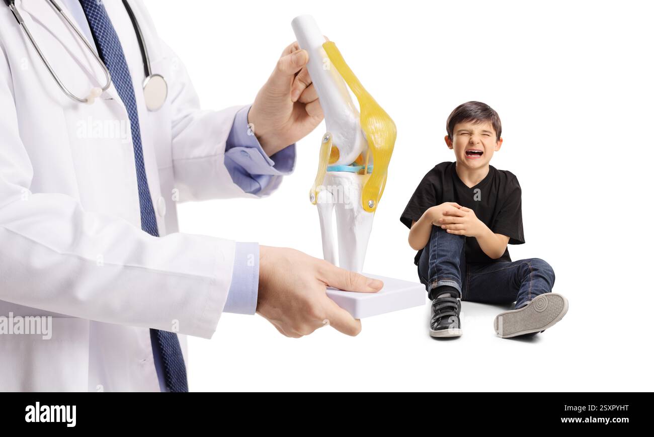 Ragazzo con lesioni al ginocchio e chirurgo ortopedico pediatrico isolato su sfondo bianco Foto Stock