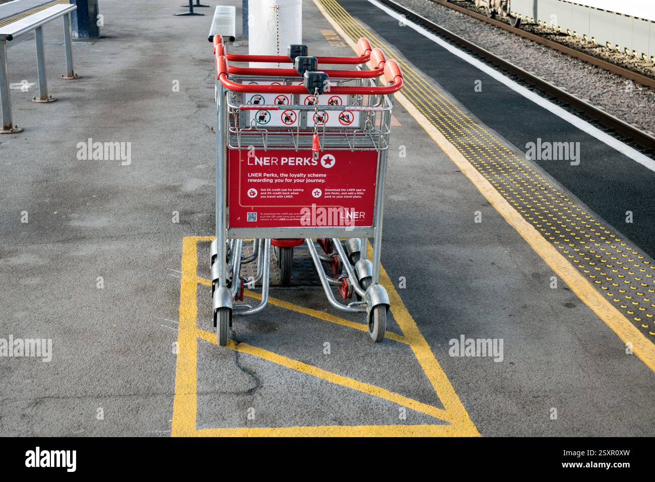 Tram LNER alla stazione ferroviaria di York. Foto Stock