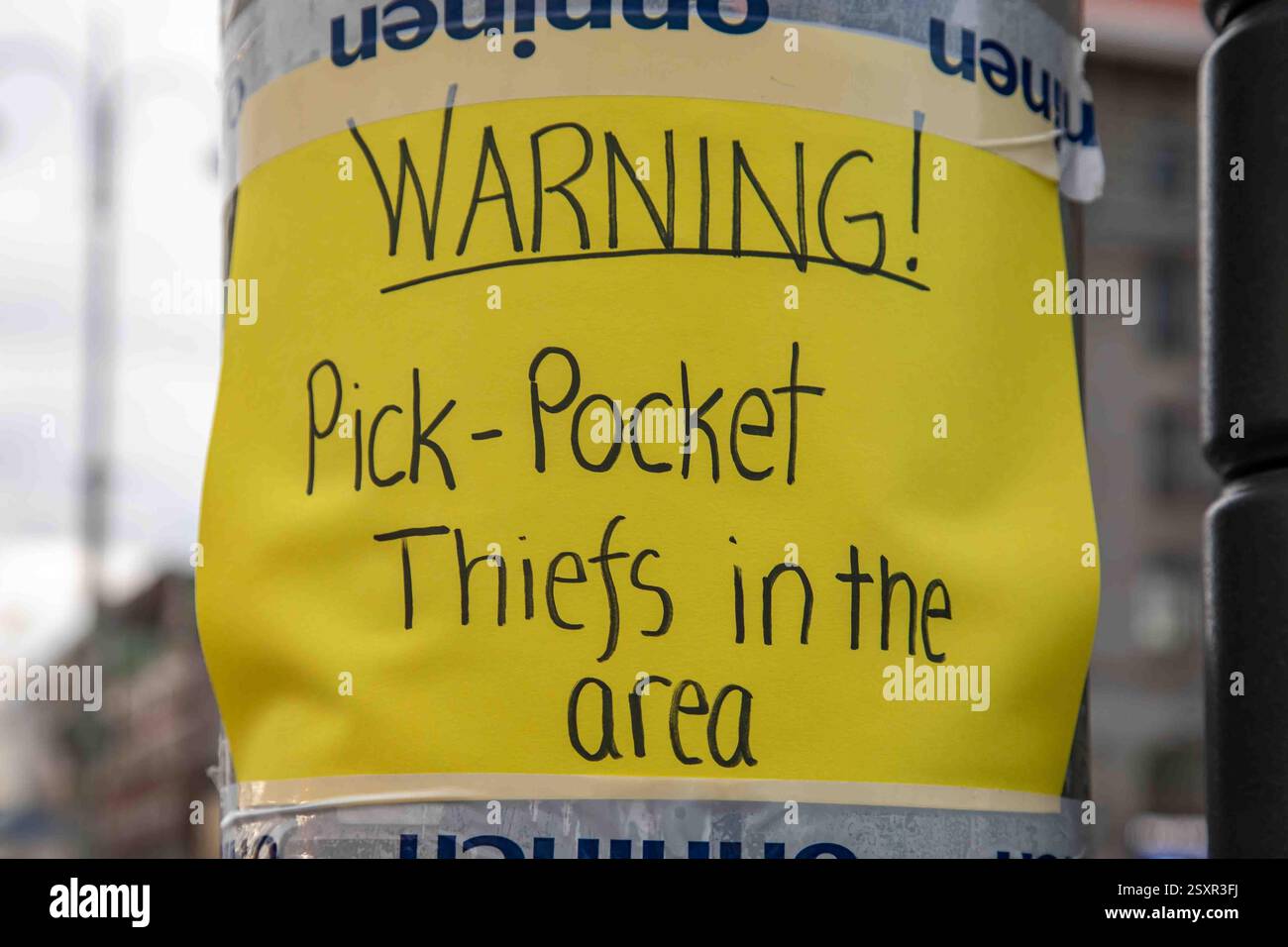 Attenzione! I capi della zona. Nota di avvertenza o poster sul palo del lampione stradale in Piazza del mercato, Helsinki, Finlandia. Foto Stock