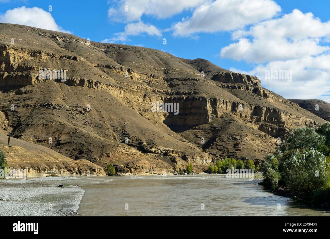 Sponda ripida del fiume Kura, Mtkvari, nei pressi di Uplistsikhe vicino a Gori, Georgia Foto Stock