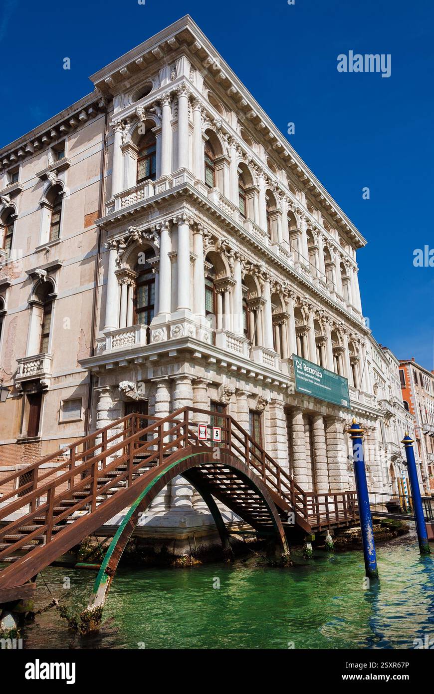 Musei di Venezia. CA Rezzonico, un museo pubblico dedicato al XVIII secolo, visto dal Canal grande Foto Stock