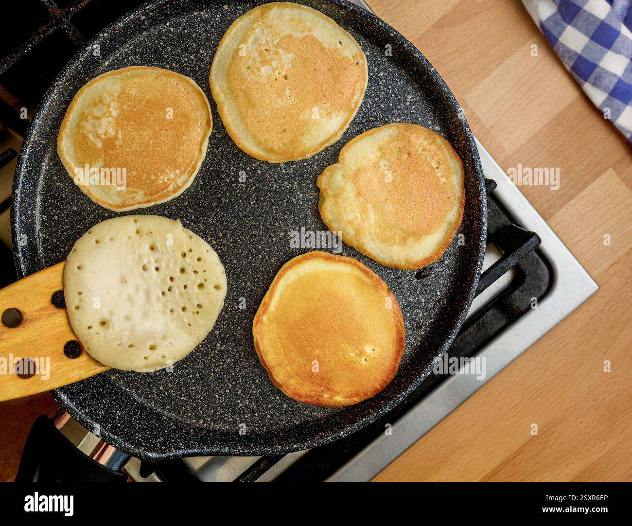 I pancake freschi vengono cucinati in una padella Foto Stock