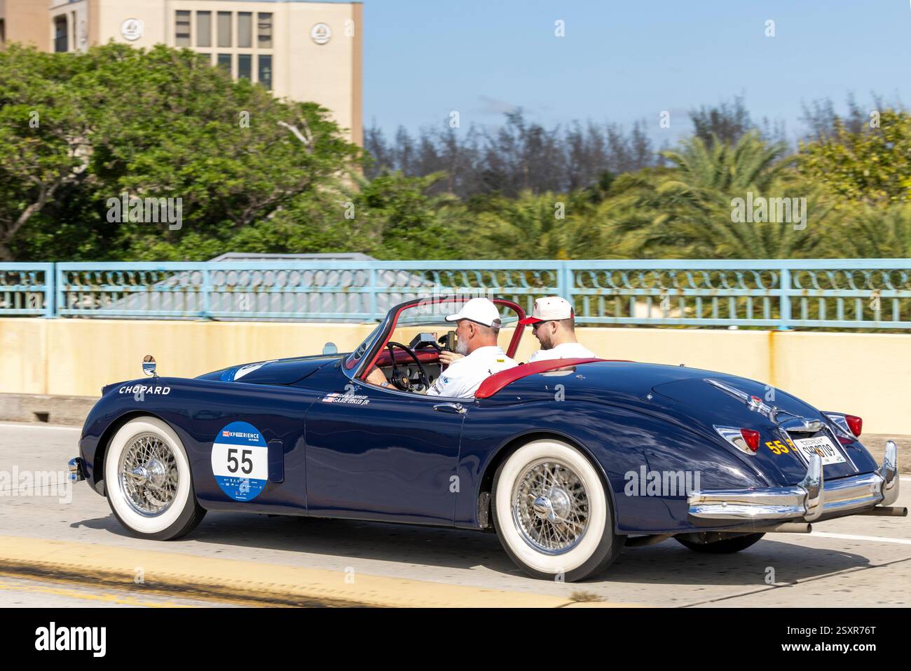 Una Jaguar XK150 partecipa alla gara automobilistica miglia Experience USA Florida del 1000 a Deerfield Beach, FL, il 25 febbraio 2025 Foto Stock