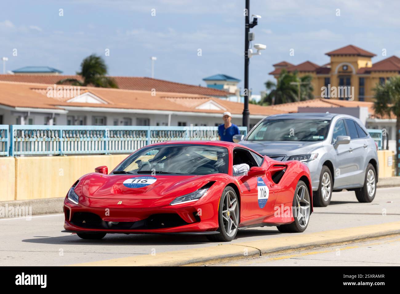 Una Ferrari F8 Tributo partecipa alla gara automobilistica miglia Experience USA Florida del 1000 a Deerfield Beach, FL, il 25 febbraio 2025 Foto Stock