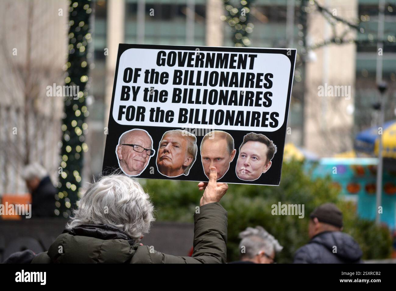 Protesta contro Fox News di fronte alla sede centrale della rete a Midtown Manhattan. Foto Stock
