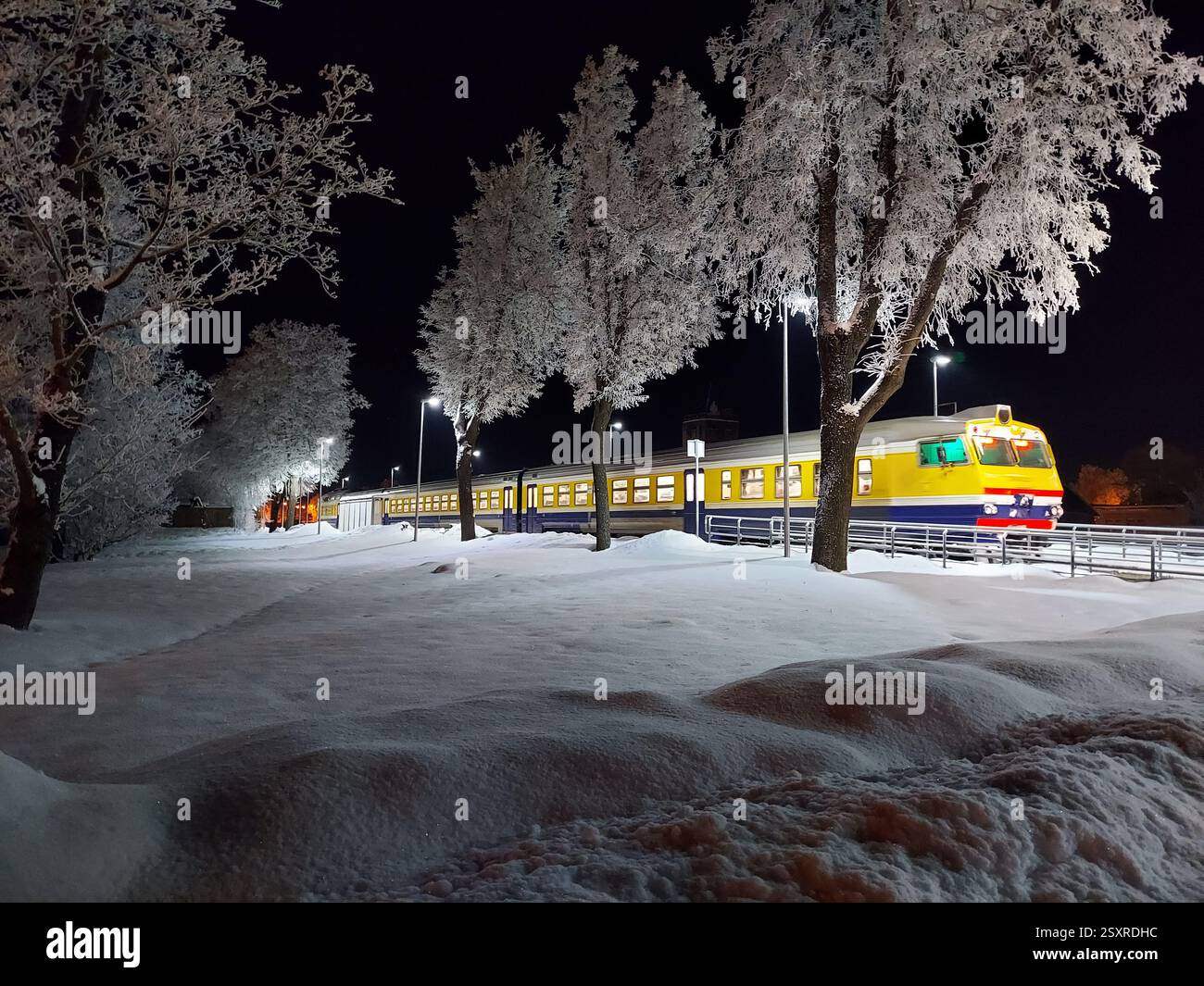 Saluta il mistico treno notturno. Prima che sparisca al buio. La sensazione del surreale viene dal profondo dell'anima. Foto Stock