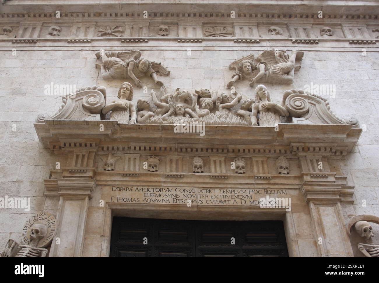 L'architrave che mostra i dannati nel Purgatorio all'ingresso della Chiesa del Purgatorio di Bitonto, Bari, Italia Foto Stock