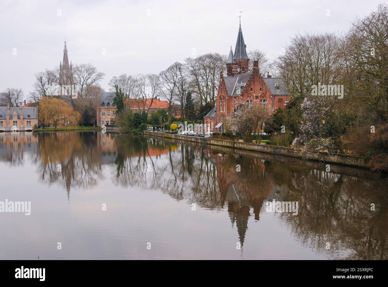 Tranquillo lago Minnewater nel Minnewater Park, Bruges, Belgio Foto Stock