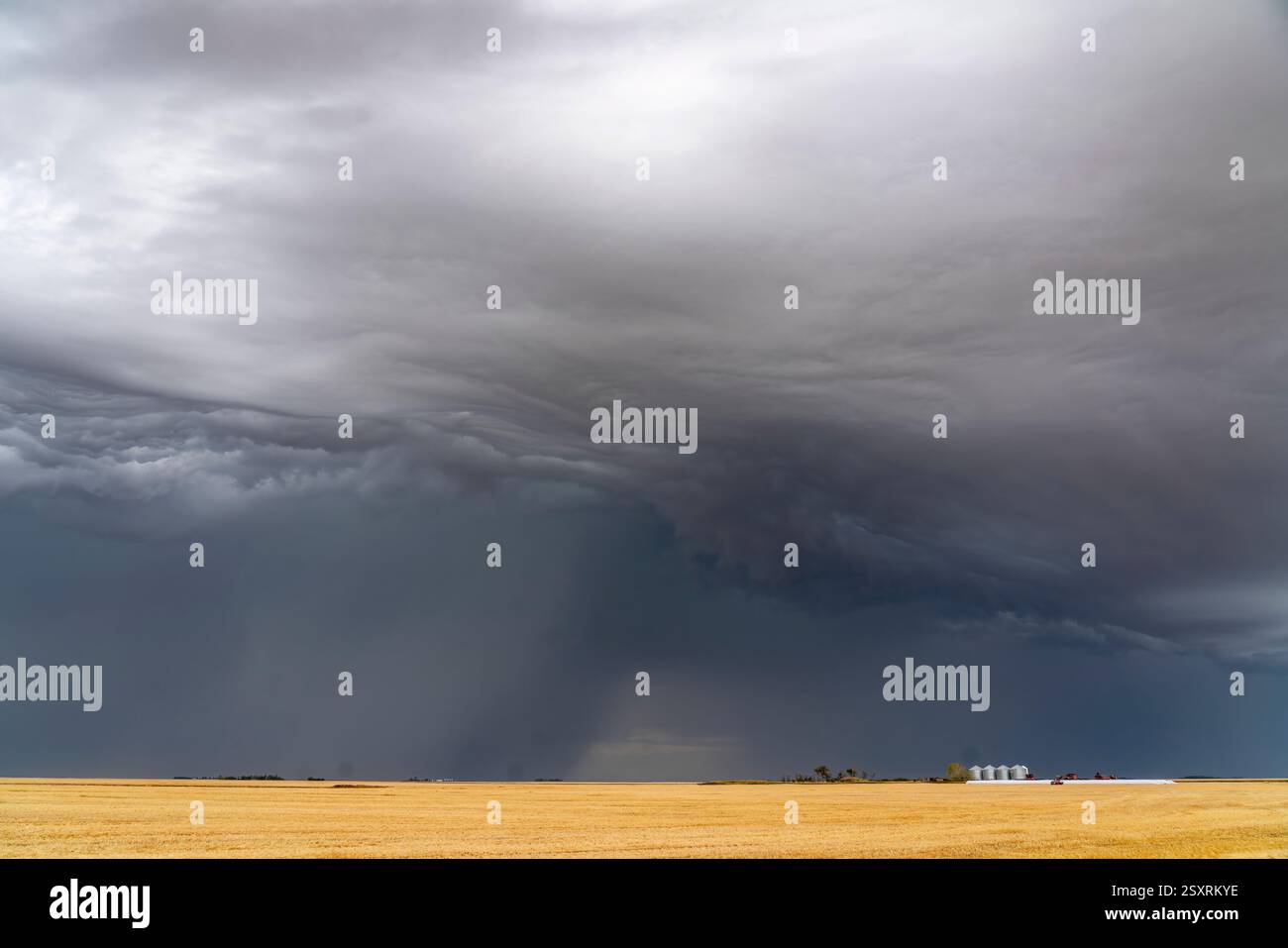 Nuvola di scaffali scura che incombe su una fattoria nelle praterie del canada Foto Stock