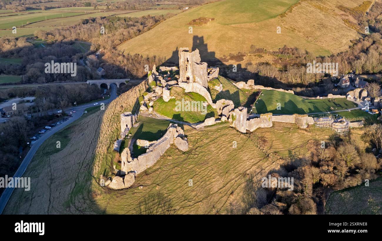 Vista aerea del castello di Corfe nel Dorset Foto Stock