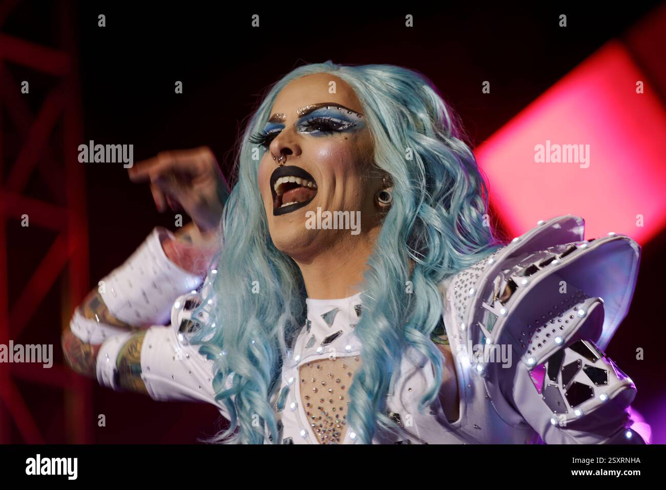 Una Drag Queen si esibisce sul palco durante il Montreal Pride Festival Foto Stock