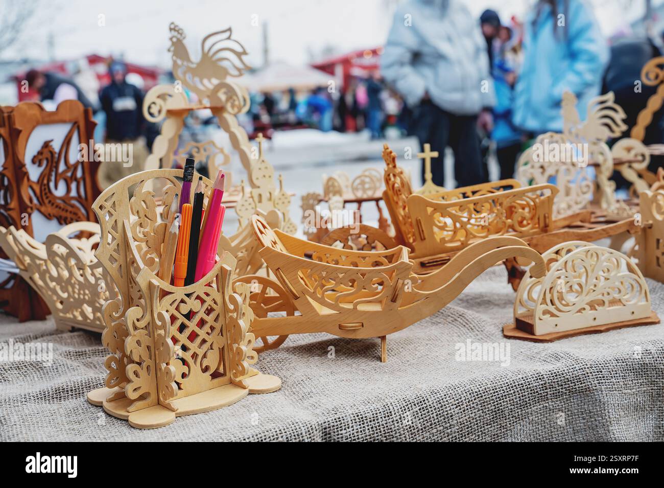 Kolomna, Russia, 17 marzo 2024. Intricati giocattoli in legno fatti a mano, souvenir e organizzatore dimostrano la maestria artigianale in una fiera di artigianato colorata. Folk cra Foto Stock