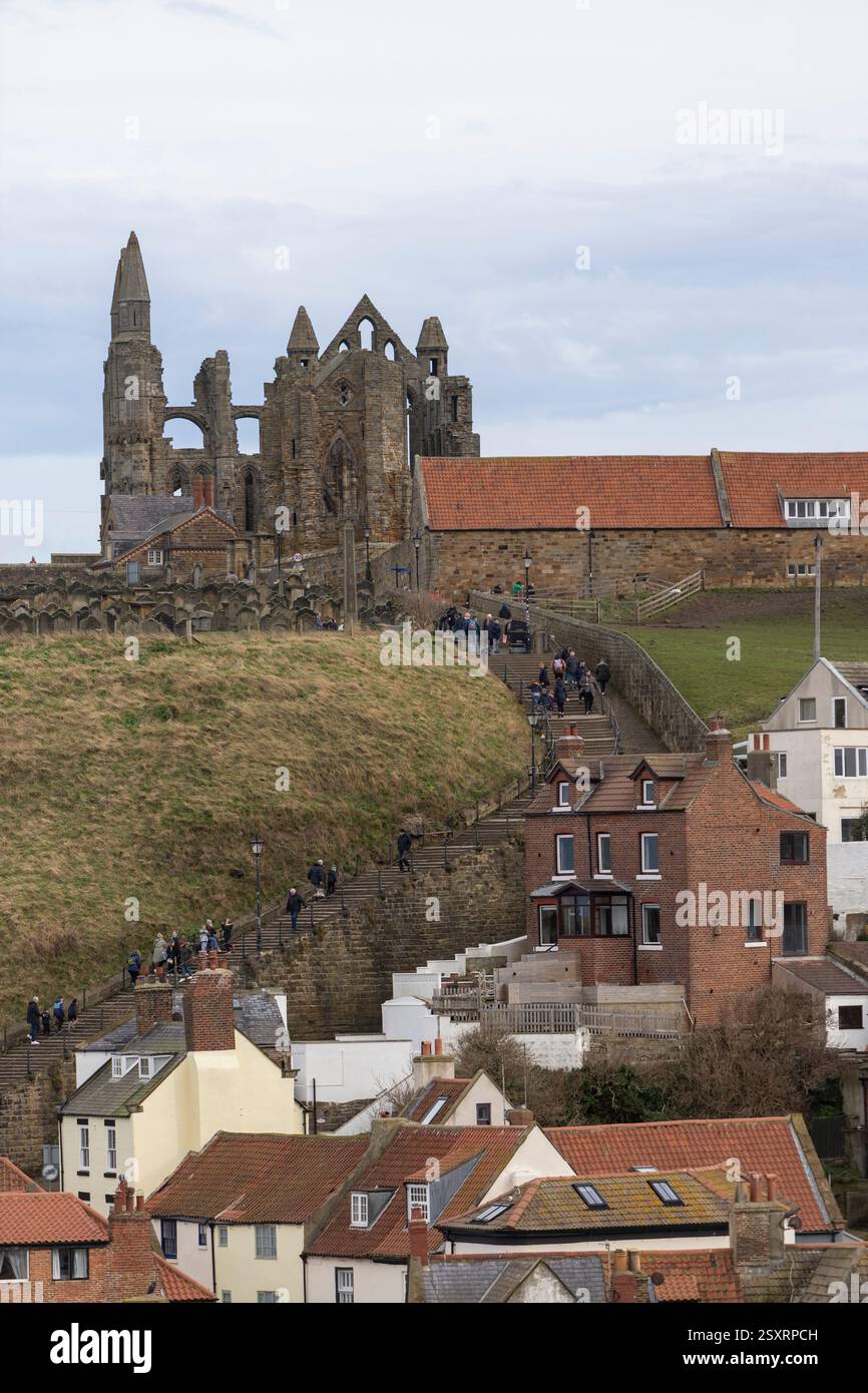 Whitby Abbey si affaccia sul Mare del Nord sulla East Cliff sopra Whitby nel North Yorkshire Foto Stock