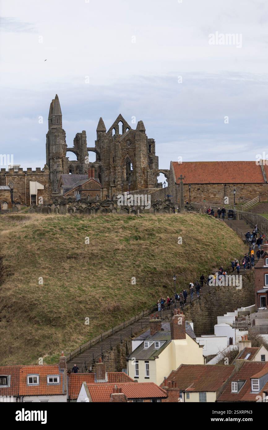 Whitby Abbey si affaccia sul Mare del Nord sulla East Cliff sopra Whitby nel North Yorkshire Foto Stock