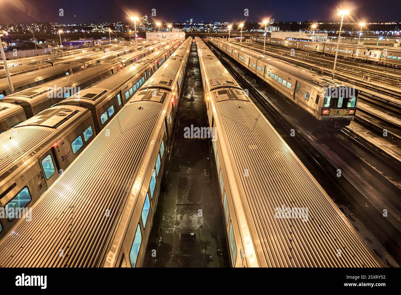 Un gruppo di treni in un railyard di notte, vicino ai Hudson Yards sul lato ovest di Midtown a New York Foto Stock