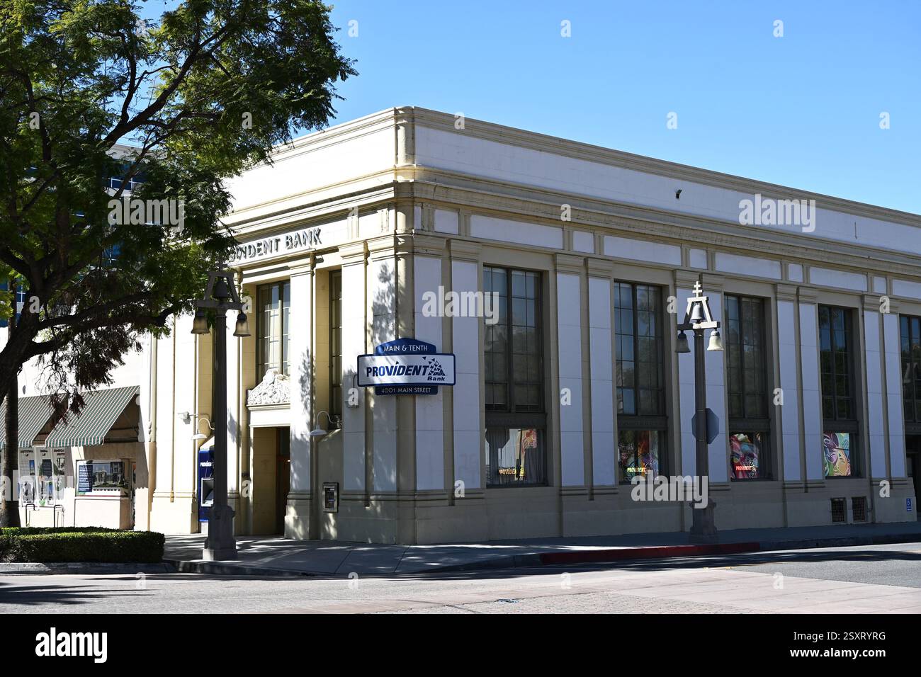 RIVERSIDE, CALIFORNIA - 23 febbraio 2024: Procedent Bank in Main Street nel centro di Riverside, è la più grande banca locale indipendente con sede a Ri Foto Stock