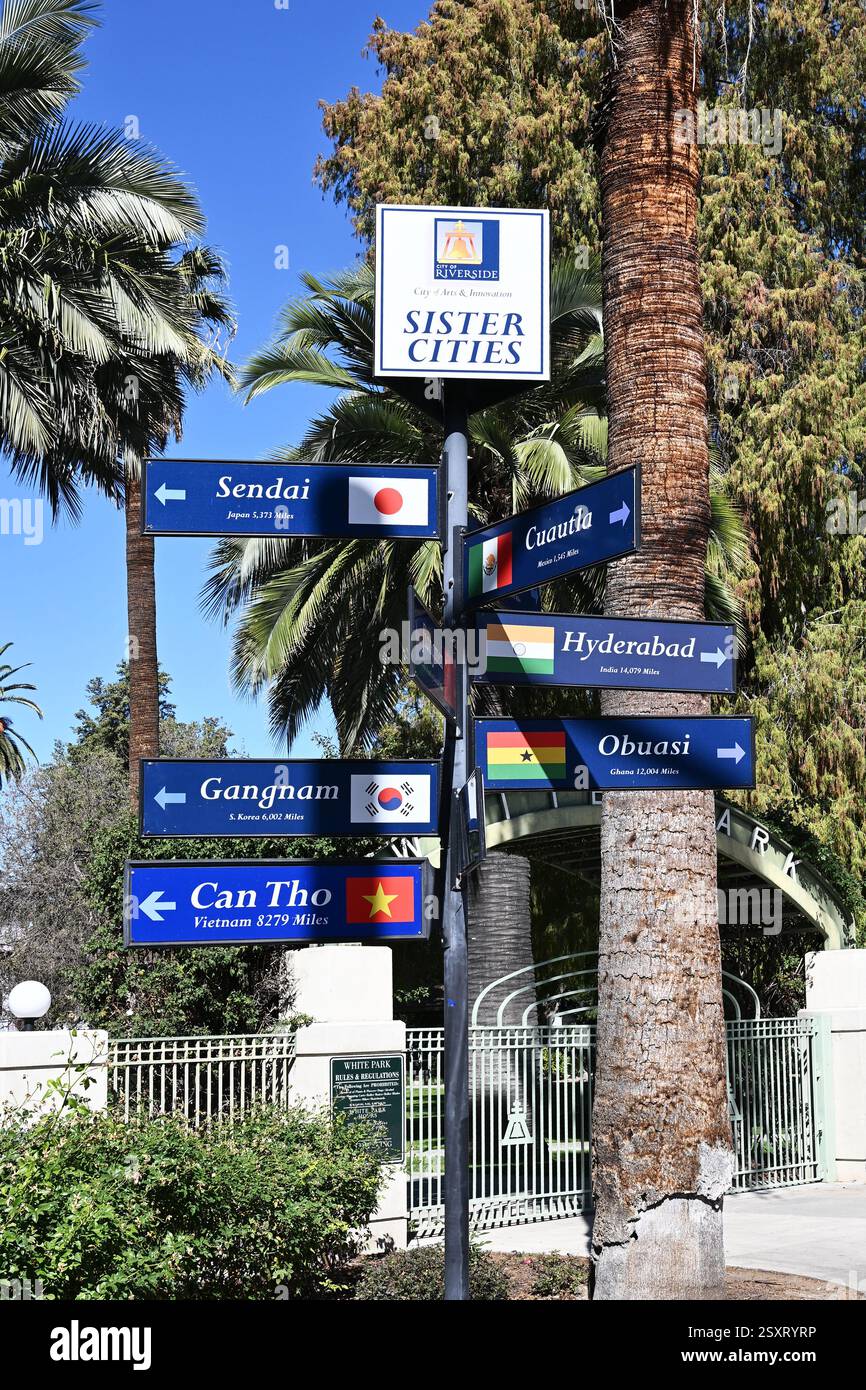 RIVERSIDE, CALIFORNIA - 23 febbraio 2024: Cartello Riverside Sister Cities a White Park nel centro di Riverside. Foto Stock