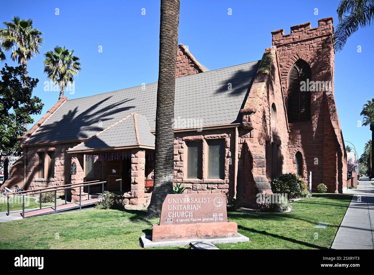 RIVERSIDE, CALIFORNIA - 23 febbraio 2024: La Chiesa unitaria universalista nel centro di Riverside Foto Stock