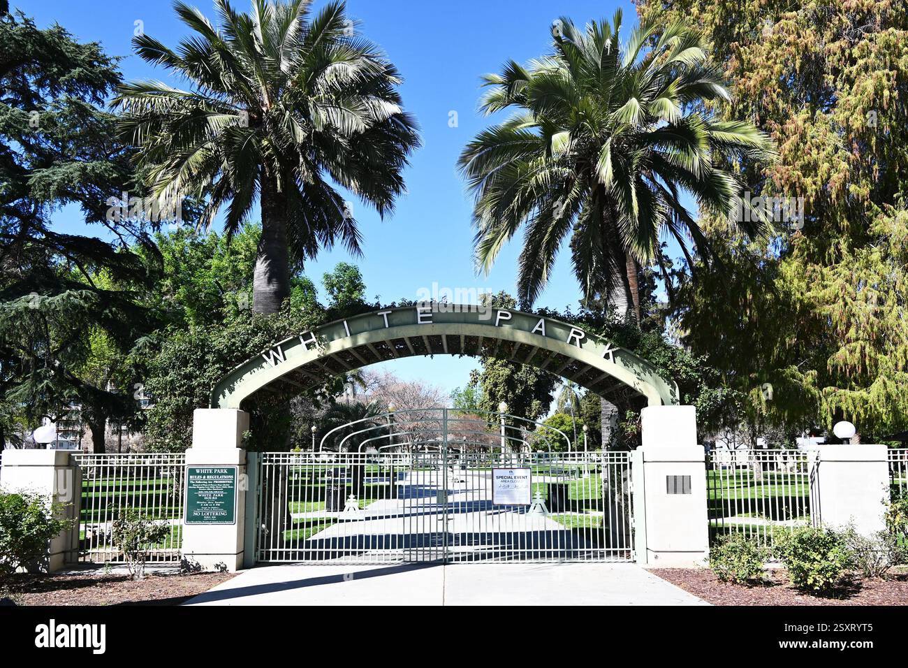 RIVERSIDE, CALIFORNIA - 23 febbraio 2024: Ingresso a White Park, un parco panoramico con sentieri per passeggiate, un gazebo e giardini con piante esotiche. Foto Stock