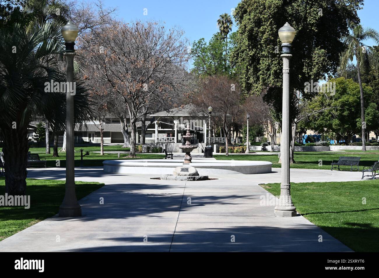 RIVERSIDE, CALIFORNIA - 23 febbraio 2024: White Park è un parco panoramico con sentieri per passeggiate, un gazebo e giardini con piante esotiche. Foto Stock