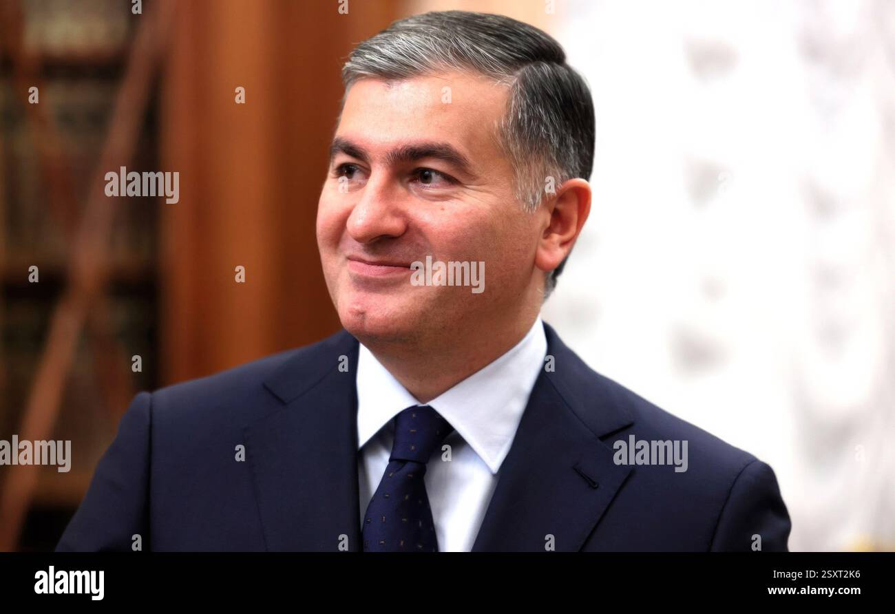 Mosca, Russia. 25 febbraio 2025. Il presidente della Dream Island Holding Company Amiran Mutsoyev ascolta il presidente russo Vladimir Putin durante un incontro faccia a faccia al Cremlino, il 25 febbraio 2025, a Mosca, in Russia. Mutsoyev possiede e sviluppa parchi di divertimento e divertimento in Russia. Crediti: Mikhail Metzel/piscina del Cremlino/Alamy Live News Foto Stock