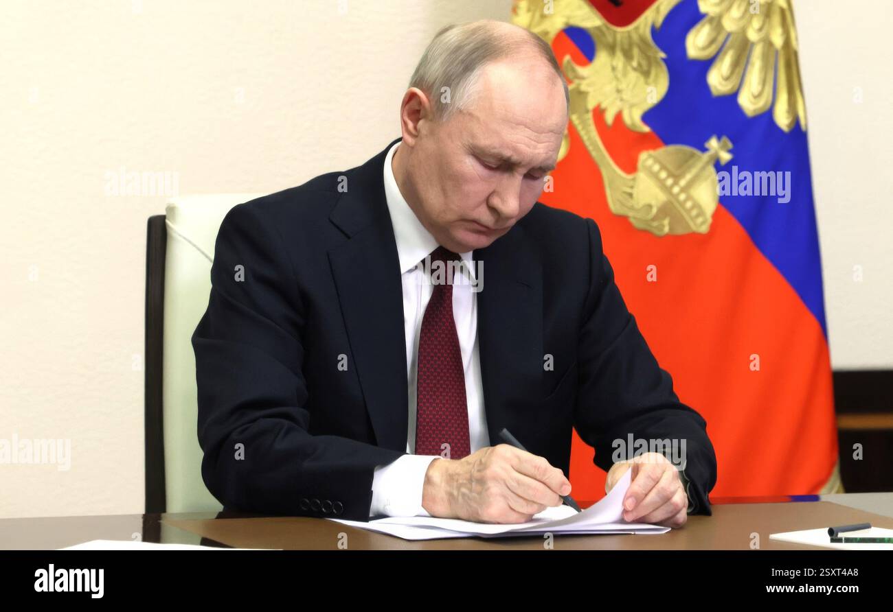 Novo-Ogaryovo, Russia. 24 febbraio 2025. Il presidente russo Vladimir Putin prende appunti durante una videoconferenza con i membri del governo della residenza statale Novo-Ogaryovo, il 24 febbraio 2025 a Mosca, Russia. Putin ha discusso lo sviluppo dell'industria interna dei metalli delle terre rare. Crediti: Mikhail Metzel/piscina del Cremlino/Alamy Live News Foto Stock