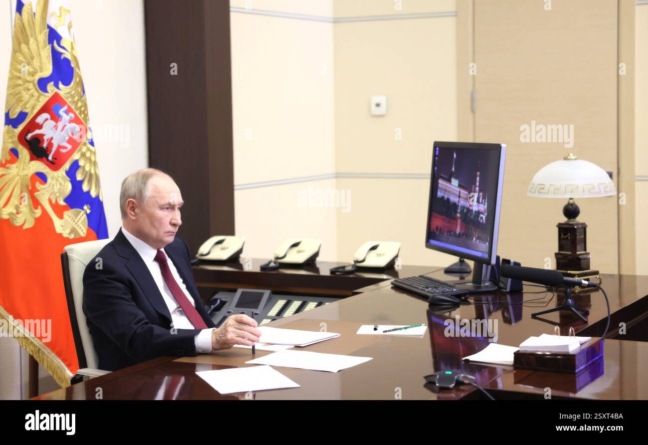 Novo-Ogaryovo, Russia. 24 febbraio 2025. Il presidente russo Vladimir Putin, ospita una videoconferenza con i membri del governo della residenza statale Novo-Ogaryovo, il 24 febbraio 2025 a Mosca, in Russia. Putin ha discusso lo sviluppo dell'industria interna dei metalli delle terre rare. Crediti: Mikhail Metzel/piscina del Cremlino/Alamy Live News Foto Stock