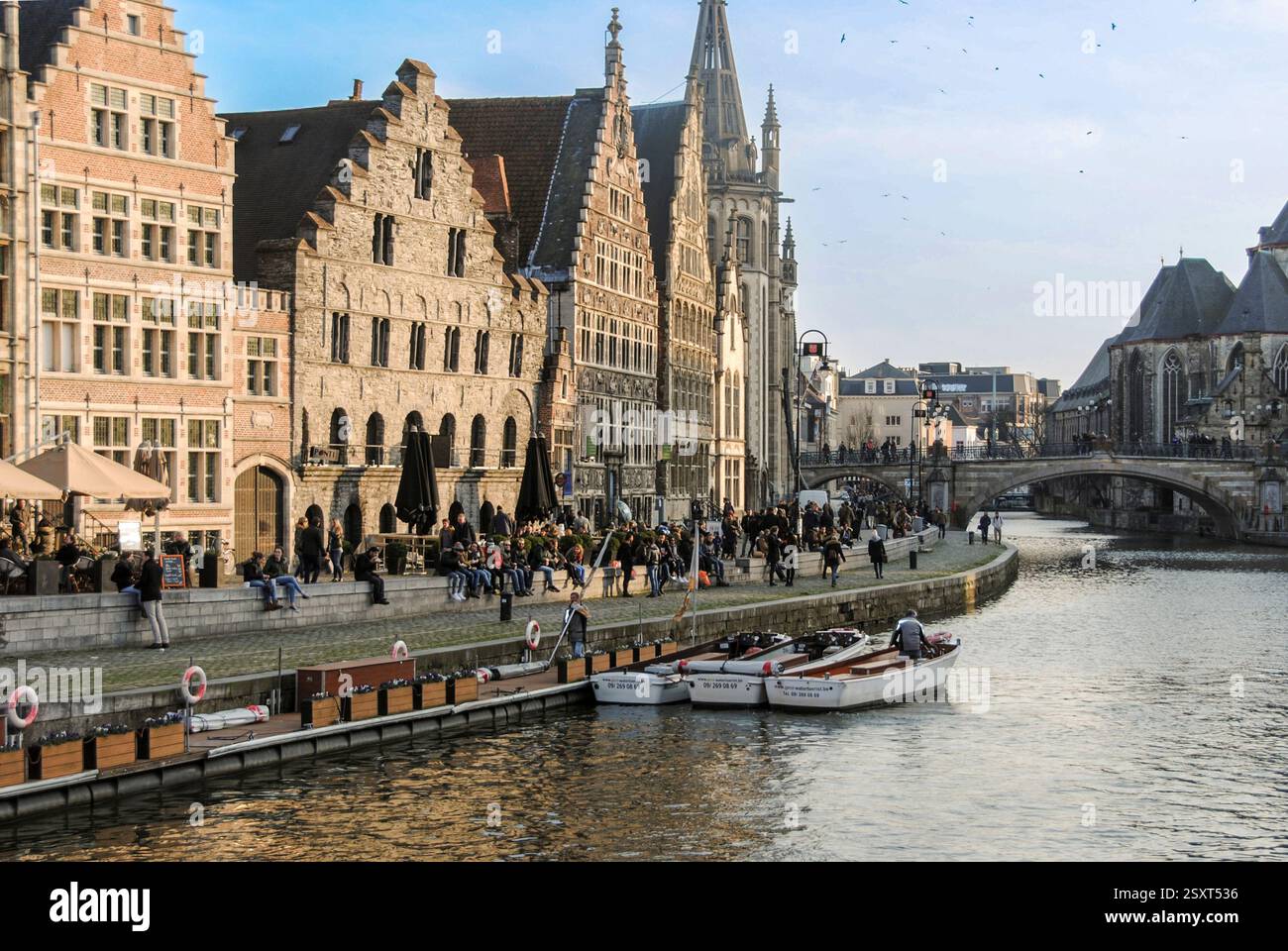 Gand, Belgio - 27 febbraio 2016: Persone che si godono il tramonto alle banchine Graslei e Korenlei a Gand, Belgio Foto Stock