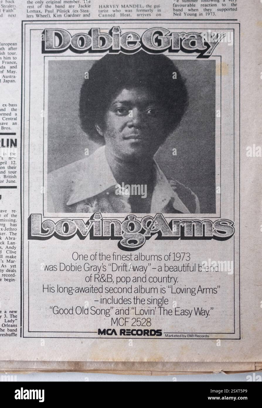 Pubblicità in un numero Vintage degli anni '1970 del SOUNDS Rock and Pop Music Paper per l'album Loving Arms di Dobey Gray Foto Stock
