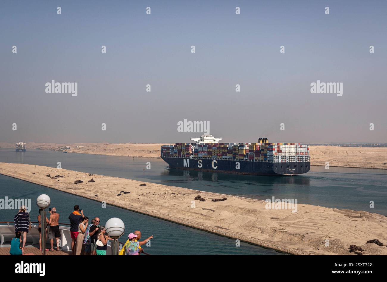 Der Suezkanal: Schnellster Seeweg zwischen Asien und Europa. Passagiere des Kreuzfahrtriesen MSC Orchestra beobachten bei der Fahrt durch den Suezkana Foto Stock