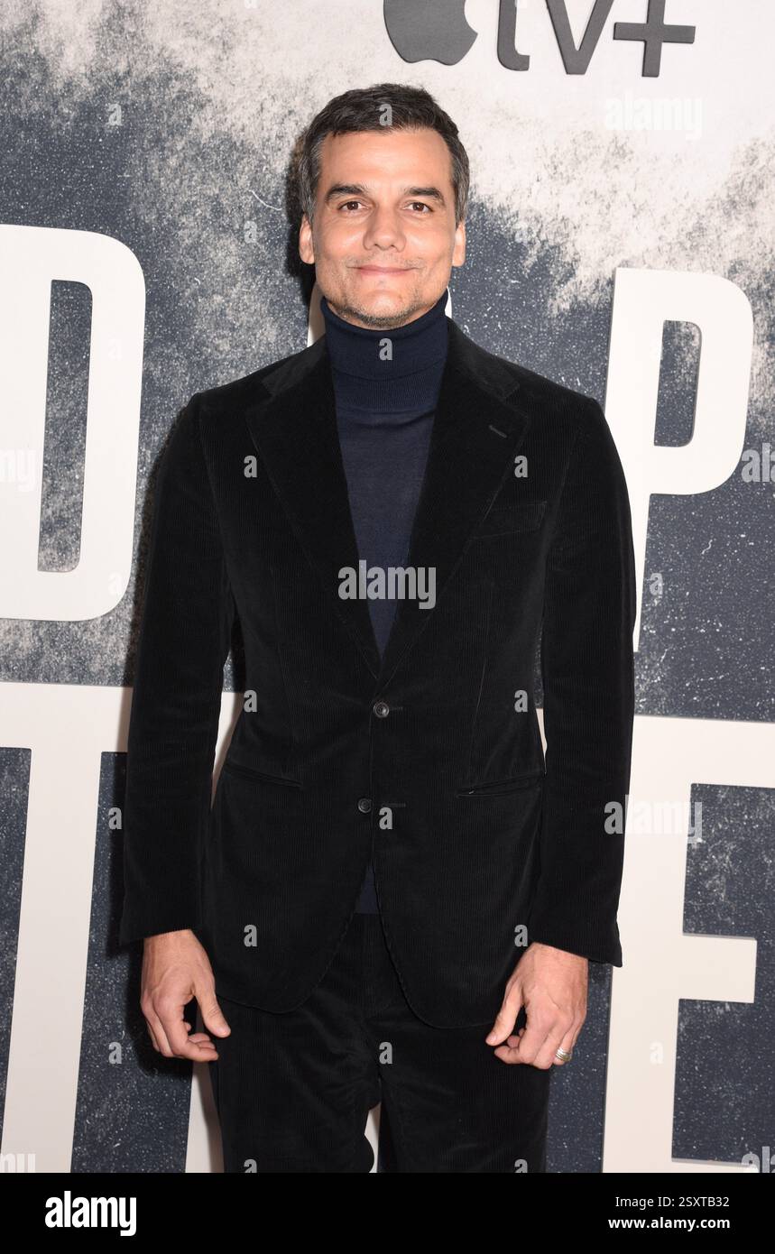 New York, New York, Stati Uniti. 25 febbraio 2025. Wagner Moura alla prima mondiale di Apple TV di Dope Thief al Regal Union Square di New York City il 25 febbraio 2025. Crediti: Mpi099/Media Punch/Alamy Live News Foto Stock