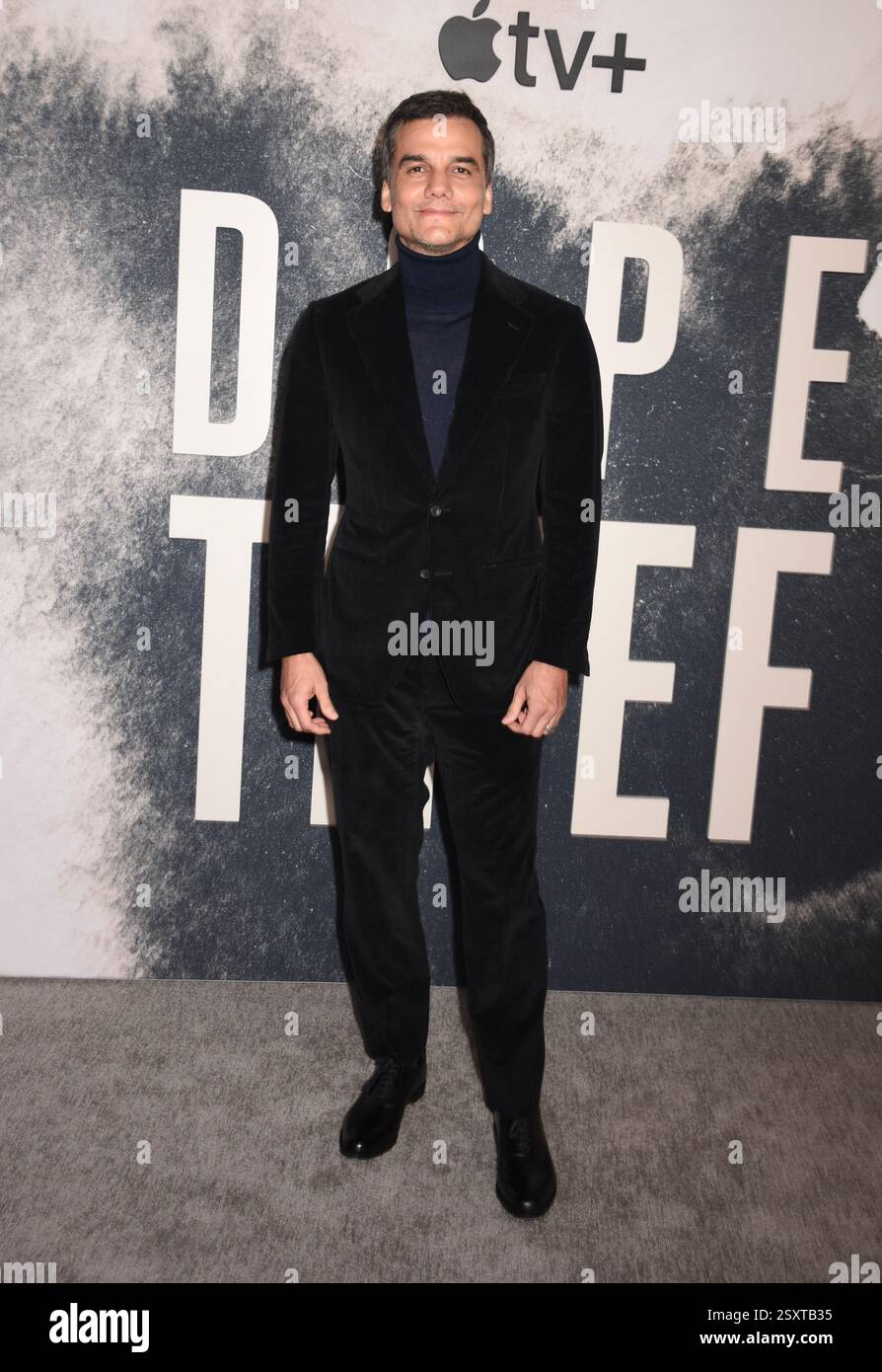 New York, New York, Stati Uniti. 25 febbraio 2025. Wagner Moura alla prima mondiale di Apple TV di Dope Thief al Regal Union Square di New York City il 25 febbraio 2025. Crediti: Mpi099/Media Punch/Alamy Live News Foto Stock