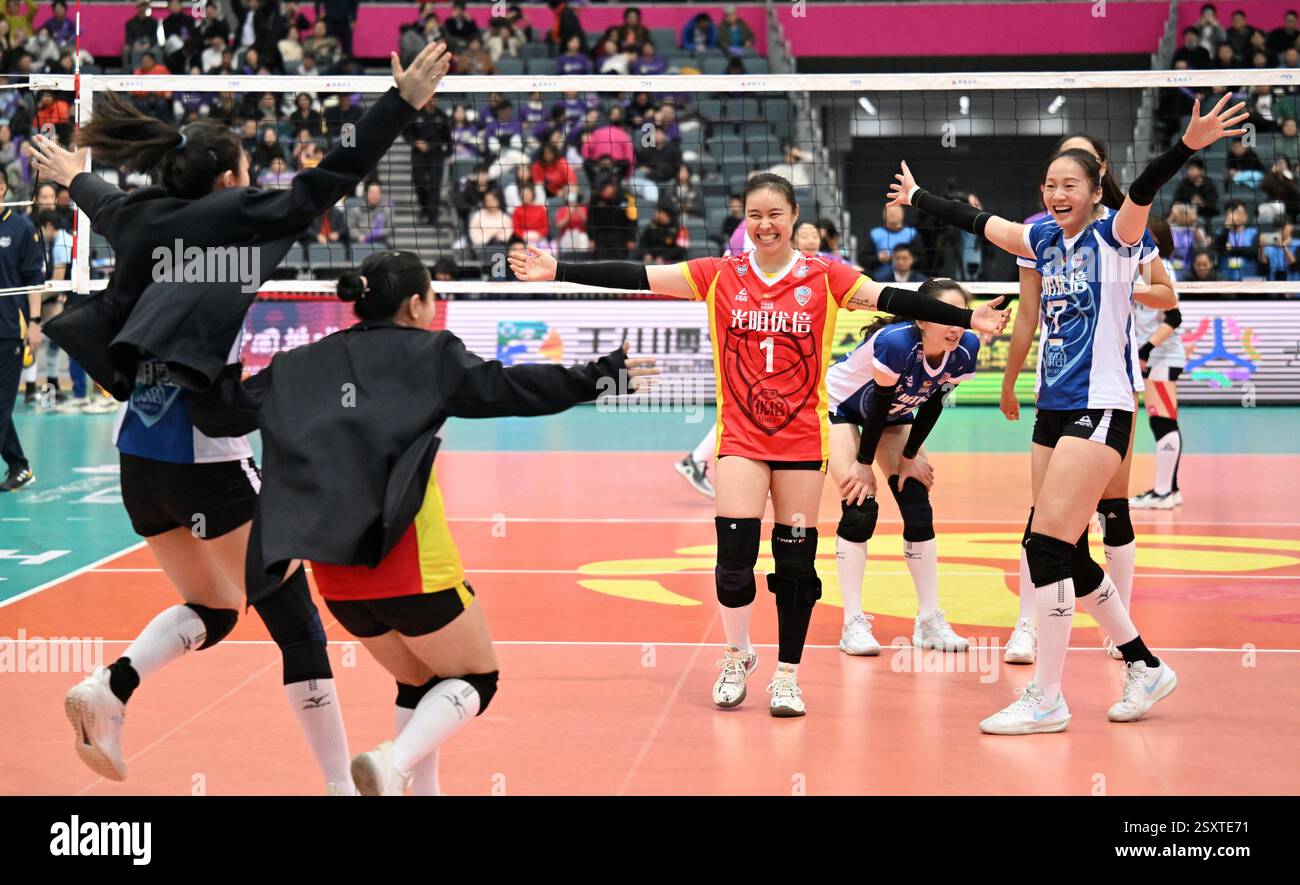 Pechino, Cina. 25 febbraio 2025. Le giocatrici di Shanghai festeggiano dopo aver vinto la semifinale di 2a tappa tra Shanghai e Tianjin alla stagione 2024-2025 della Super League Cinese di pallavolo femminile a Tianjin, nella Cina settentrionale, il 25 febbraio 2025. Crediti: Zhao Zishuo/Xinhua/Alamy Live News Foto Stock