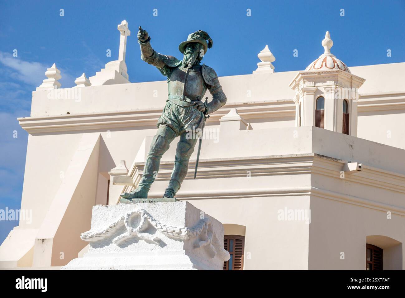 San Juan Puerto Rico, Viejo Old San Juan, Calle Cristo, Plaza de San Jose, statua di Juan Ponce de Leon, esploratore spagnolo, monumento in bronzo, storico edificio coloniale Foto Stock