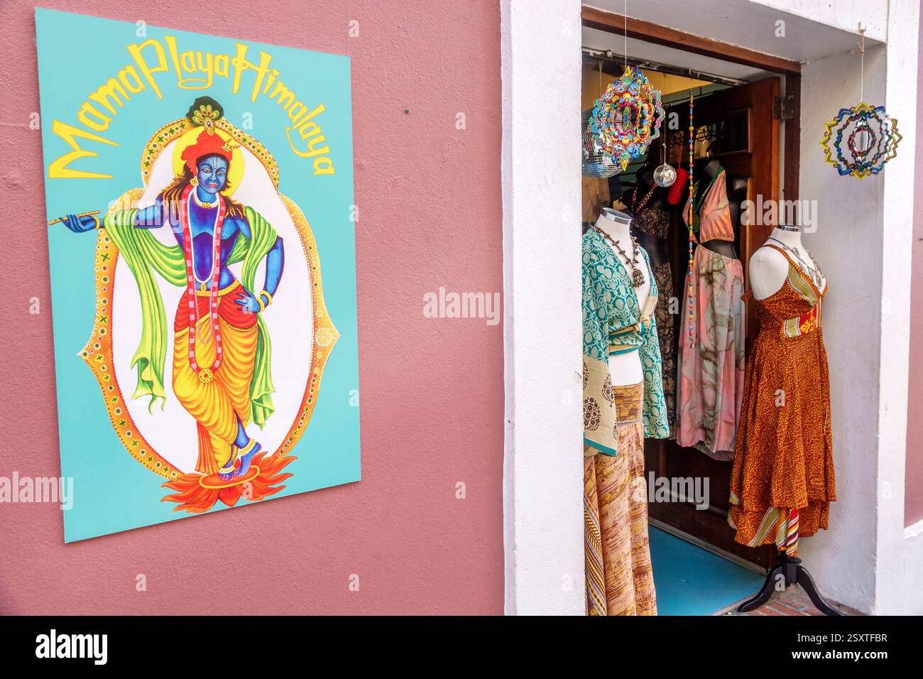 San Juan Puerto Rico, Viejo Old San Juan, Calle San Jose, Mama Playa Himalaya, boutique di abbigliamento, moda indo-caraibica, abbigliamento fatto a mano, strada bohémien Foto Stock