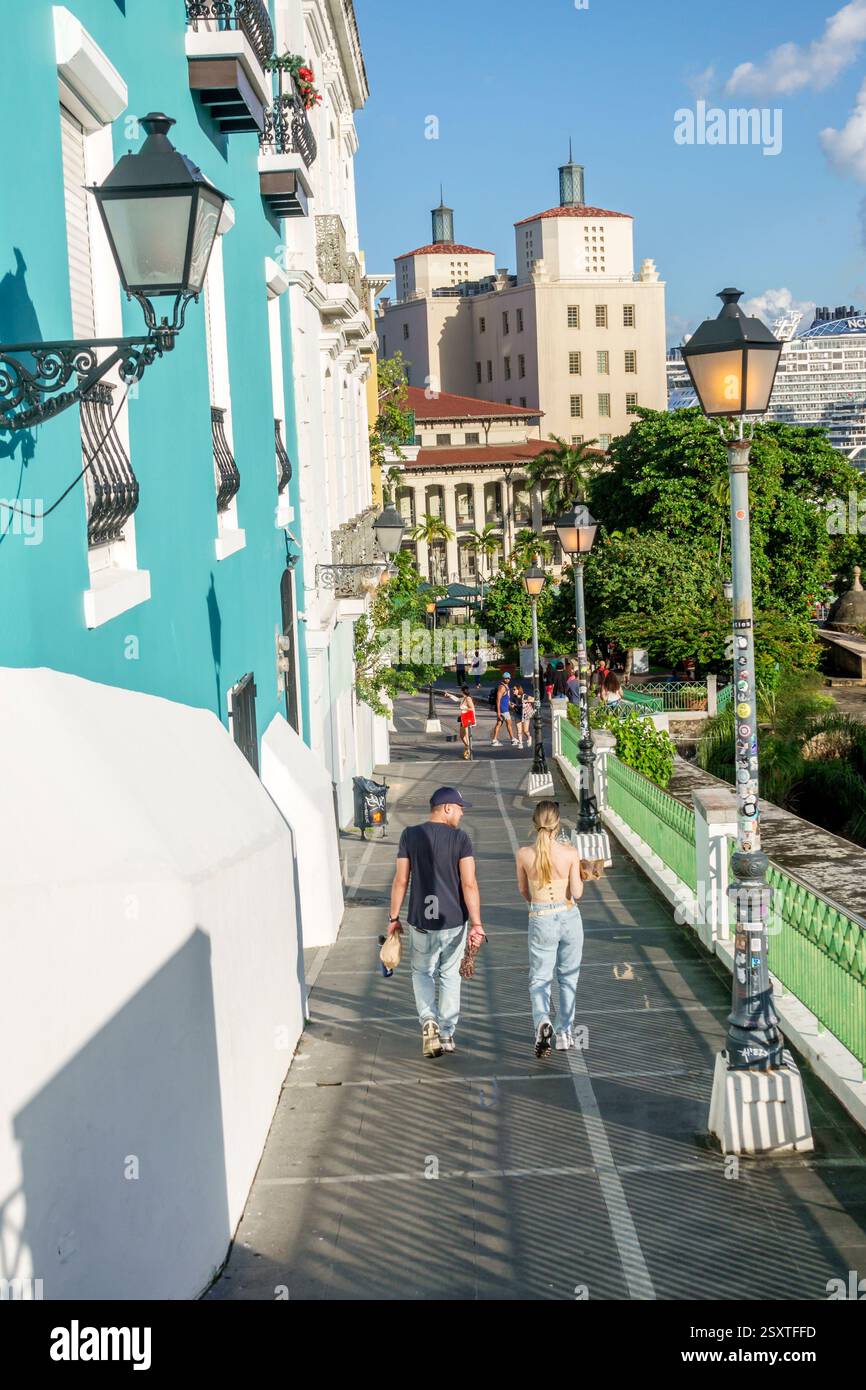 San Juan Puerto Rico, Viejo Old San Juan, Calle del Recinto Sur, lungomare, lampioni, architettura coloniale, edifici colorati, balconi con vista Foto Stock