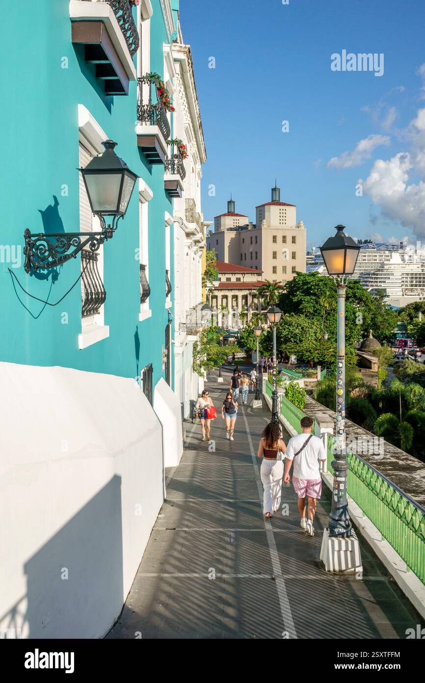 San Juan Puerto Rico, Viejo Old San Juan, Calle del Recinto Sur, lungomare, lampioni, architettura coloniale, edifici colorati, balconi con vista Foto Stock