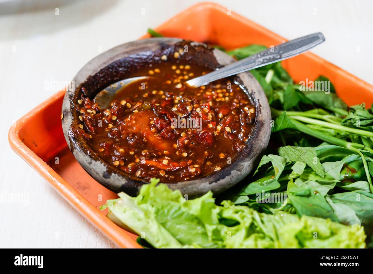 Salsa al peperoncino rosso indonesiano, piatti tipici della Sundanese Foto Stock