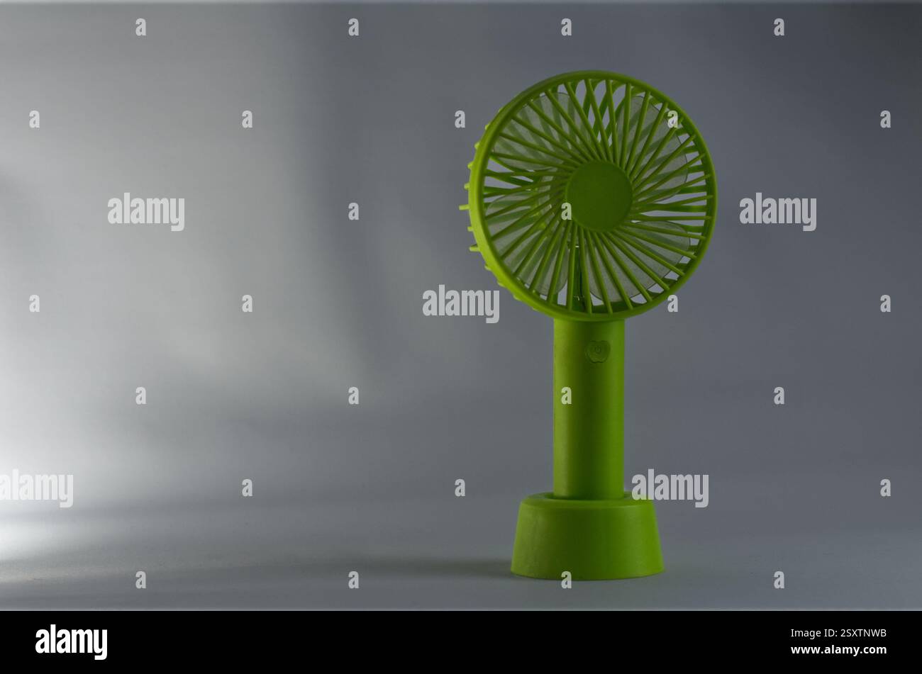 Ventola portatile verde su sfondo neutro in Studio Lighting Foto Stock