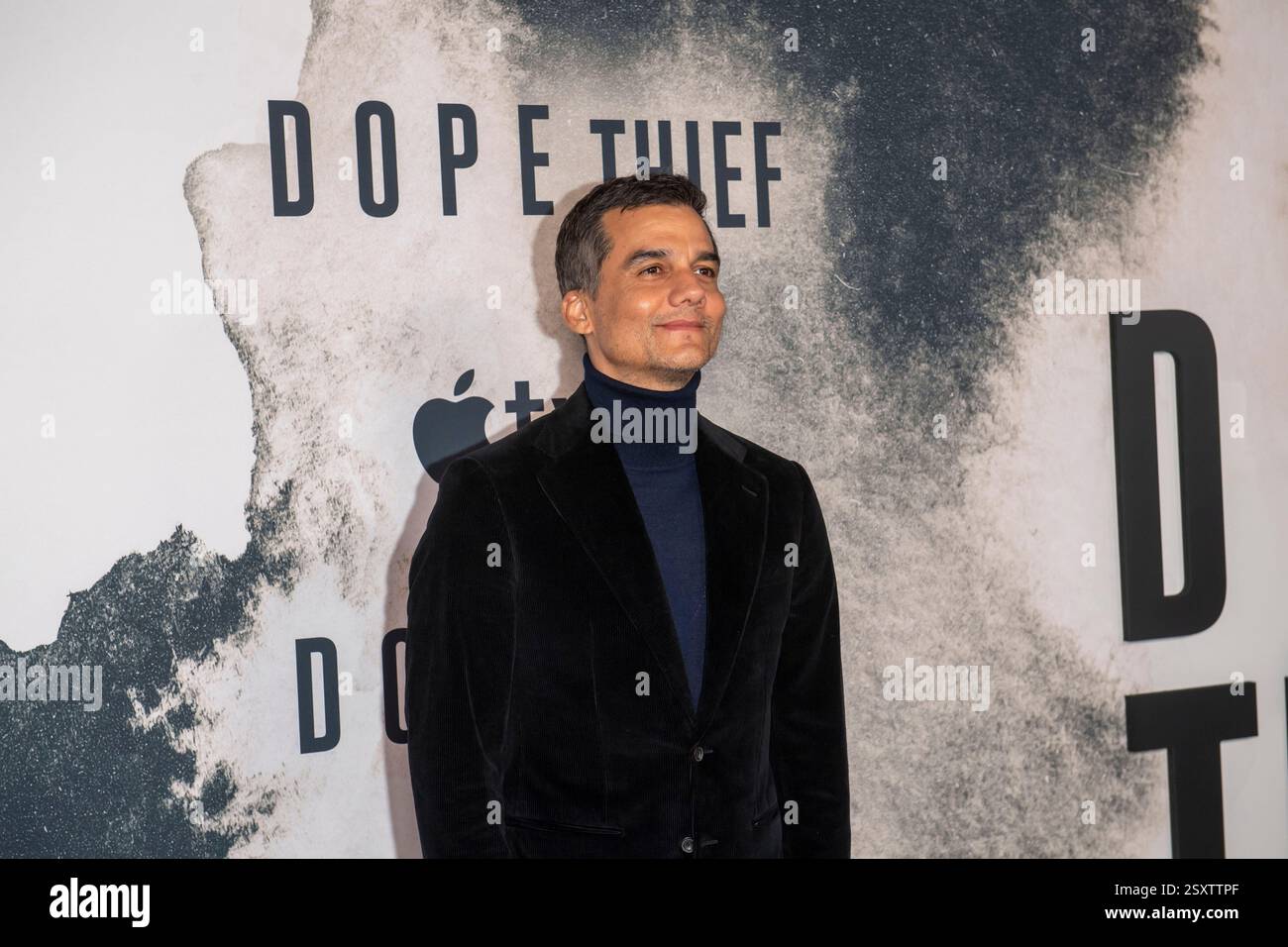 New York, Stati Uniti. 25 febbraio 2025. NEW YORK, NEW YORK - FEBBRAIO 25: Wagner Moura partecipa alla prima della serie "Dope Thief" di Apple TV al Regal Union Square il 25 febbraio 2025 a New York. Crediti: Ron Adar/Alamy Live News Foto Stock